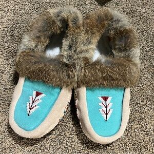 Manitobah Tipi “Canyon” Moccasin Slippers (Sz 5)